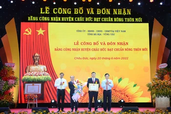 Phó Thủ tướng Thường trực Phạm Bình Minh trao Bằng công nhận huyện Châu Đức đạt chuẩn nông thôn mới.