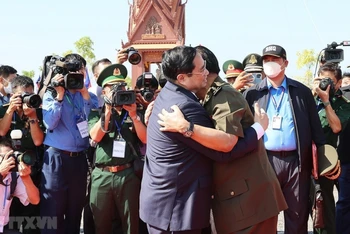 Thủ tướng Campuchia Samdech Techo Hun Sen đón Thủ tướng Phạm Minh Chính dự Lễ kỷ niệm 45 năm "Con đường tiến tới đánh đổ chế độ diệt chủng Pol Pot". (Ảnh: Dương Giang/TTXVN)