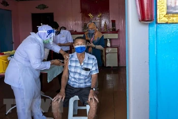Nhân viên y tế tiêm vaccine ngừa Covid-19 cho người dân tại Selangor, Malaysia. (Ảnh: TTXVN)