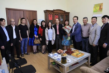 Đại sứ Đặng Minh Khôi và đại diện Đại sứ quán Việt Nam tặng hoa chúc mừng các cơ quan báo chí Việt Nam tại Nga.