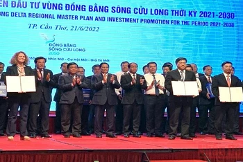 Thủ tướng Chính phủ Phạm Minh Chính chứng kiến bản ghi nhớ của các đối tác tài trợ các dự án cho vùng ĐBSCL.