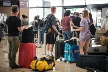 Hành khách tại sân bay Brandenburg, Đức. (Ảnh tư liệu: AFP/TTXVN)