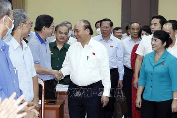 Chủ tịch nước Nguyễn Xuân Phúc với các cử tri. (Ảnh: TTXVN)