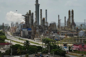 Nhà máy lọc dầu Venezuela (Ảnh THE WALL STREET JOURNAL).