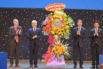 Đồng chí Trần Tuấn Anh, Ủy viên Bộ Chính trị, Trưởng Ban Kinh tế Trung ương trao tặng hoa cho lãnh đạo tỉnh Bình Dương và ICF.