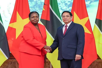 Thủ tướng Phạm Minh Chính hội kiến Chủ tịch Quốc hội Mozambique Esperança Bias. (Ảnh: TRẦN HẢI)