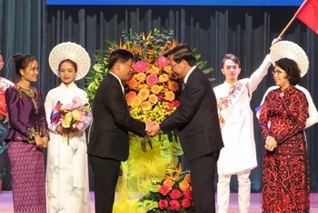Chủ tịch UBND Thành phố Hồ Chí Minh Phan Văn Mãi (phải) và Tổng lãnh sự Campuchia Sok Dareth bắt tay chúc mừng kỷ niệm 55 năm mối quan hệ song phương tốt đẹp giữa Việt Nam và Campuchia. (Ảnh: A.T)