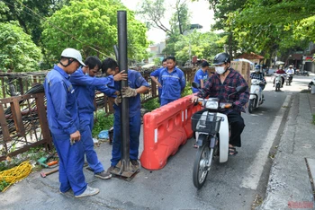 Lắp rào chắn bảo vệ cầu Long Biên
