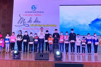 Các đồng chí lãnh đạo tỉnh Đắk Lắk tặng quà cho các trẻ em mồ côi trên địa bàn tỉnh tham gia chương trình.
