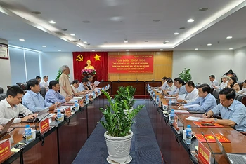 GS.TS Tạ Ngọc Tấn, Phó Chủ tịch Thường trực Hội đồng Lý luận Trung ương phát biểu ý kiến tại buổi tọa đàm.