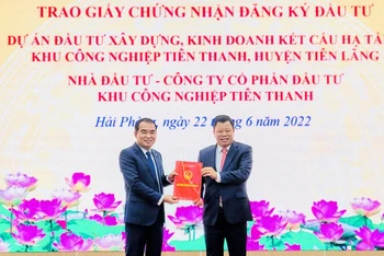 Trưởng Ban Quản lý Khu kinh tế Hải Phòng trao giấy chứng nhận đầu tư cho CTCP đầu tư KCN Tiên Thanh, tổng vốn đầu tư gần 4.600 tỷ đồng.