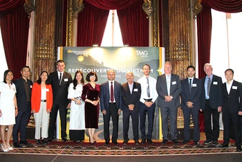 Đại sứ Việt Nam tại Pháp Đinh Toàn Thắng (giữa) đánh giá cao sự hợp tác của các công ty du lịch tại Pháp trong việc quảng bá điểm đến Việt Nam. 
