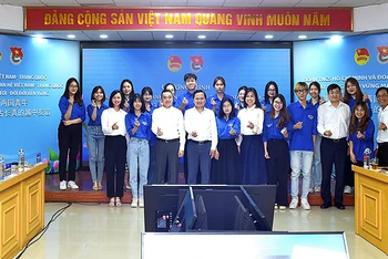 Đoàn đại biểu thanh niên Việt Nam chụp ảnh lưu niệm trực tuyến với Đoàn đại biểu thanh niên Trung Quốc tại chương trình.