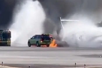 Chiếc máy bay bốc cháy tại sân bay quốc tế Miami, Florida, Mỹ khiến ít nhất 4 người bị thương.