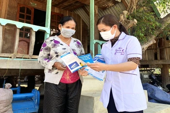 Cán bộ Trạm y tế xã Yang Tao, huyện Lắk tuyên truyền, hướng dẫn đồng bào dân tộc thiểu số trong xã phòng, chống dịch bệnh.