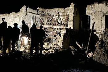 Nỗ lực tìm kiếm và cứu nạn vẫn tiếp diễn xuyên đêm. (Ảnh: Anadolu Agency/Getty Images)