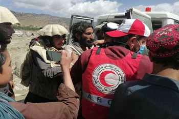 Các bác sĩ và tình nguyện viên của Hiệp hội Trăng lưỡi liềm đỏ Afghanistan đưa nạn nhân đến bệnh viện ở huyện Spera, tỉnh Khost, Afghanistan. (Ảnh: Hiệp hội Trăng lưỡi liềm đỏ Afghanistan)