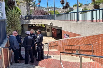 Cảnh sát có mặt tại nhà ga Castro. (Ảnh: AP)