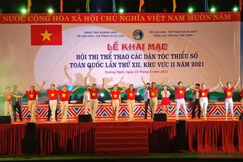 Biểu diễn nghệ thuật chào mừng tại lễ khai mạc hội thi.