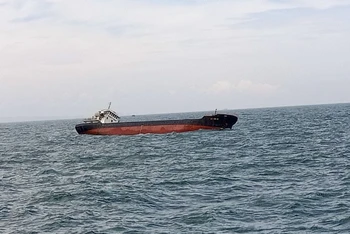 Tàu Nam Thịnh 126 nghiêng có nguy cơ chìm.