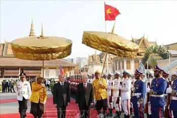 Quốc vương Norodom Sihamoni chủ trì lễ đón Tổng Bí thư, Chủ tịch nước Nguyễn Phú Trọng thăm cấp Nhà nước Vương quốc Campuchia trong 2 ngày 25-26/2/2019. (ảnh: TTXVN)