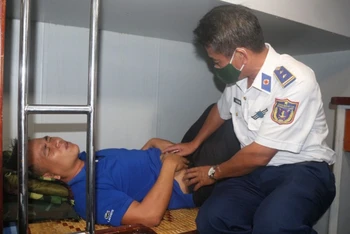 Quân y Bộ Tư lệnh Vùng Cảnh sát biển 4 thăm, khám cho bệnh nhân Thiếu tá Trần Văn Cương.