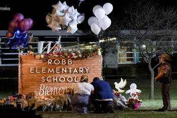 Trường tiểu học Robb ở phía nam bang Texas vừa hứng chịu vụ xả súng kinh hoàng. (Ảnh: Reuters)