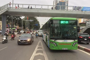 Việc bố trí một số loại xe khác đi vào làn riêng của xe bus BRT sẽ giúp giảm ùn tắc giao thông.