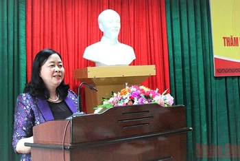 Bí thư Trung ương Đảng, Trưởng Ban Dân vận Trung ương Bùi Thị Minh Hoài phát biểu tại buổi làm việc.