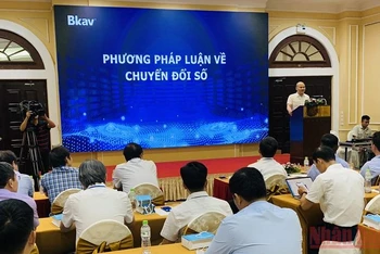Chủ tịch Tập đoàn BKAV Nguyễn Tử Quảng giới thiệu quan điểm mới về chuyển đổi số tại hội thảo.