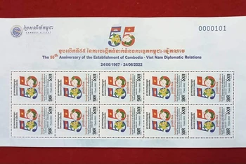 Mẫu tem thứ nhất có hình quốc kỳ và quốc hoa của hai nước Campuchia-Việt Nam.