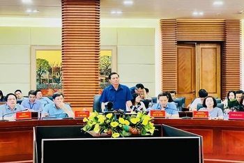 Chủ tịch Ủy ban nhân dân thành phố Hải Phòng làm việc, trao đổi, đối thoại với đại diện các hộ nuôi ngao ngày 20/6.
