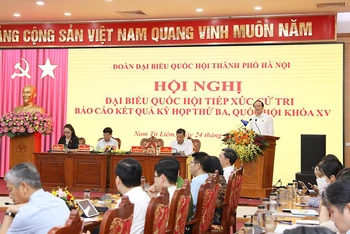 Phó Trưởng đoàn đại biểu Quốc hội thành phố Hà Nội Nguyễn Ngọc Tuấn phát biểu tiếp thu, trao đổi các vấn đề cử tri quan tâm.