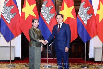 Phó Thủ tướng Chính phủ Lê Minh Khái và Phó Thủ tướng Campuchia Men Sam An. (Ảnh: TTXVN)