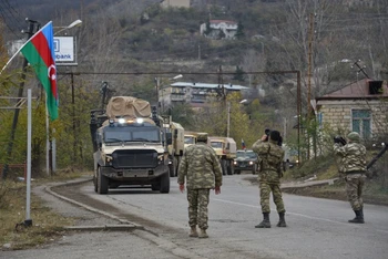 Binh sĩ và xe quân sự của Azerbaijan di chuyển qua thị trấn Lachin, gần khu vực biên giới với Armenia, ngày 1/12/2020. (Ảnh: AFP/TTXVN)