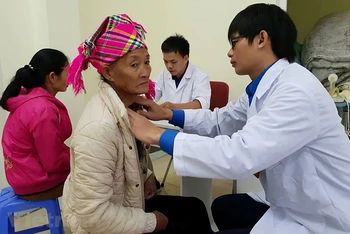 Bác sĩ khám bệnh cho người dân tại huyện Mường Tè, tỉnh Lai Châu. (Ảnh: TTXVN)