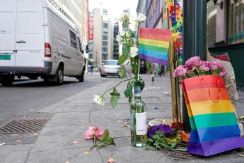 Cờ và hoa tưởng nhớ những người thiệt mạng sau vụ xả súng gần hộp đêm tại Oslo. (Ảnh: NTB)