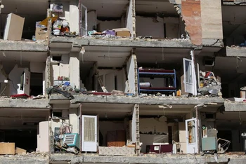 Tòa nhà tại Kermanshah, Iran bị hư hại sau một trận động đất năm 2017. (Ảnh: Tasnim)