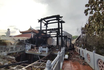 Nhà Tứ Ân chùa Hòa Thạch chỉ còn trơ khung sau vụ cháy.