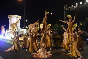 Các vũ công sôi động với chương trình Carnival đường phố "Take me to the Sun".