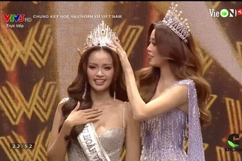 Hoa hậu Nguyễn Trần Khánh Vân trao vương miện cho Hoa hậu Nguyễn Thị Ngọc Châu. (Ảnh chụp màn hình)