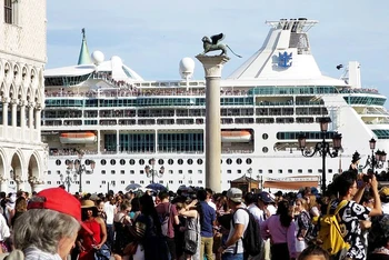 Venice sẽ áp dụng thu phí du lịch để hạn chế lượng du khách, tránh tình trạng quá tải như trước đại dịch (Ảnh: REUTERS)