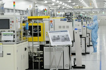 Dây chuyền sản xuất thiết bị điện tử của Samsung tại Việt Nam. (Ảnh: Nhandan.vn)