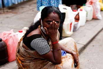 Người phụ nữ chờ mua nhiên liệu tại Colombo, Sri Lanka, ngày 17/6. (Ảnh: Reuters)