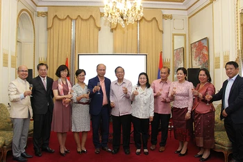 Lãnh đạo và cán bộ của hai Đại sứ quán, các cơ quan đại diện Việt Nam-Lào tại Pháp khẳng định quyết tâm đóng góp tích cực hơn nữa để gìn giữ, vun đắp mối quan hệ đặc biệt giữa hai nước. 