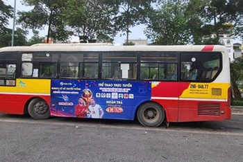 Xe buýt dán quảng cáo không phù hơp tại Hà Nội (Ảnh: Internet)