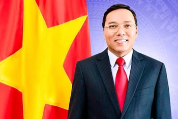 Đại sứ Việt Nam tại Liên hiệp Vương quốc Anh Nguyễn Hoàng Long. 