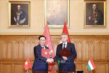 Chủ tịch Quốc hội Vương Đình Huệ và Chủ tịch Quốc hội Hungary László Kövér ký Thỏa thuận hợp tác giữa hai Quốc hội. (Ảnh: TTXVN)