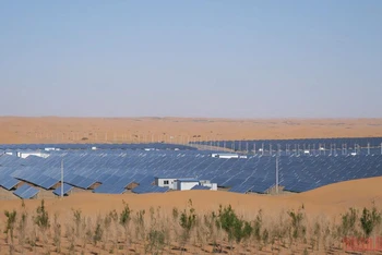 Công trình điện mặt trời trên sa mạc Tengger, tây bắc Trung Quốc. (Ảnh: VI SA)