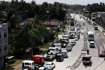 Hàng dài xe cộ xếp hàng xuyên đêm chờ mua dầu diesel và xăng ở Colombo, Sri Lanka, ngày 23/6/2022. (Ảnh: REUTERS)